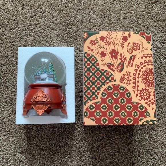 NEW Taylor Swift Christmas Tree Farm Snow Globe - Picture 5 of 12